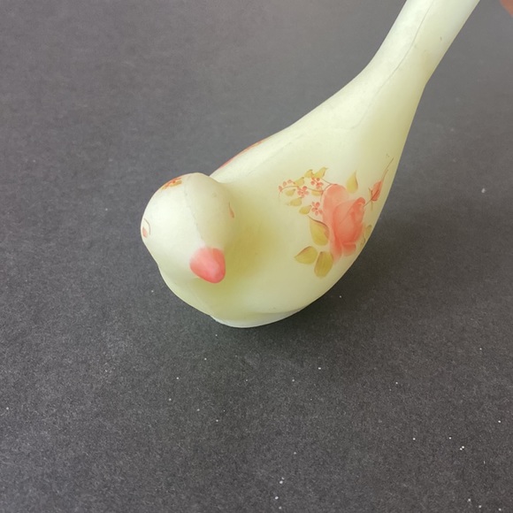 Vintage Fenton Long Tail Satin Custard Hand Painted Bird Figurine - Picture 4 of 9